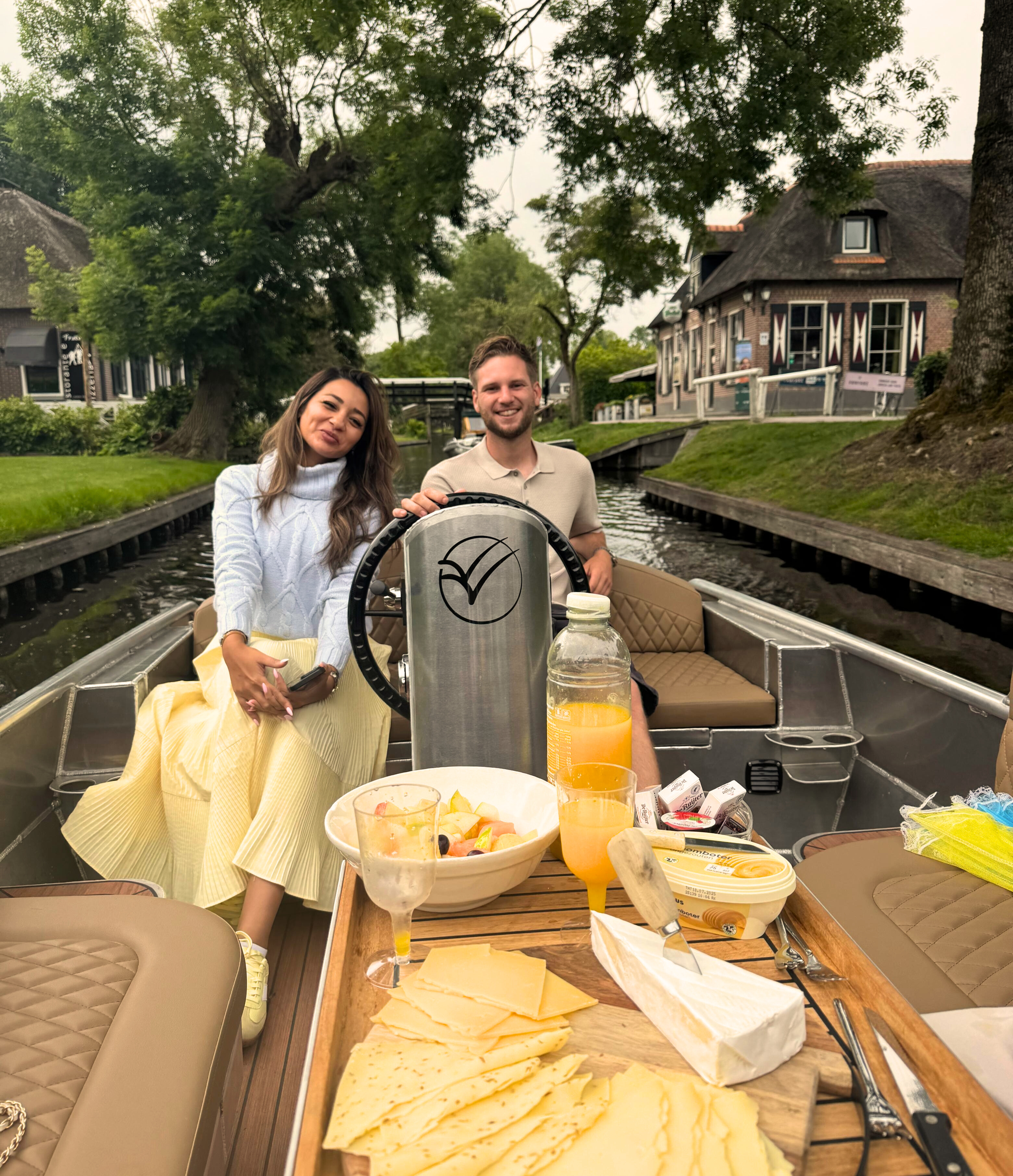 Ontbijt op de boot in Giethoorn